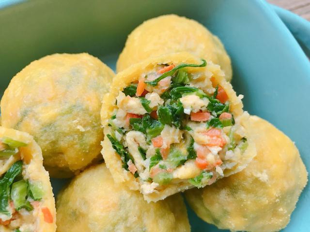 不用和面就能吃上菜团子，玉米面上滚一滚就下锅，皮薄馅多味道好