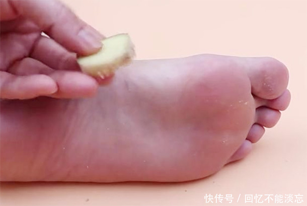 “醋泡姜,姜泡脚”养生效果好老中医睡前姜檫脚,小病全赶跑