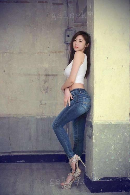 搭配|纯色修身上衣，搭配紧身牛仔裤和小高跟，成熟性感的美女魅力十足