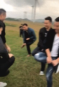 |搞笑GIF：老公你要相信我 我膝盖上面的伤就是这么来的