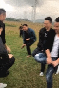 |搞笑GIF:老公你要相信我 我膝盖上面的伤就是这么来的