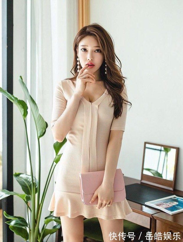 裙摆|美女正允夏日时尚穿搭,肉色V领连衣裙,百褶的裙摆设计更显少女风