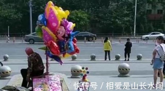 小紫|妈妈抱儿子出门,刚出小区就捂住孩子双眼,其他家长又学到一招