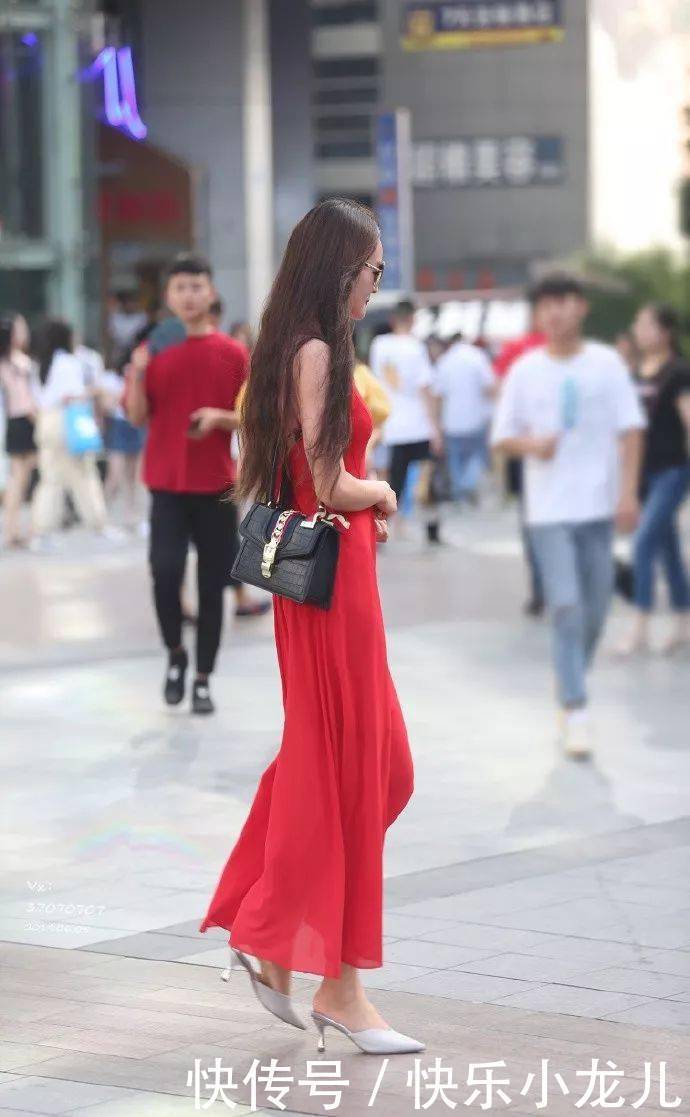 美女脚上搭配上一双白色的尖头高跟鞋，让她带着一种简约的美