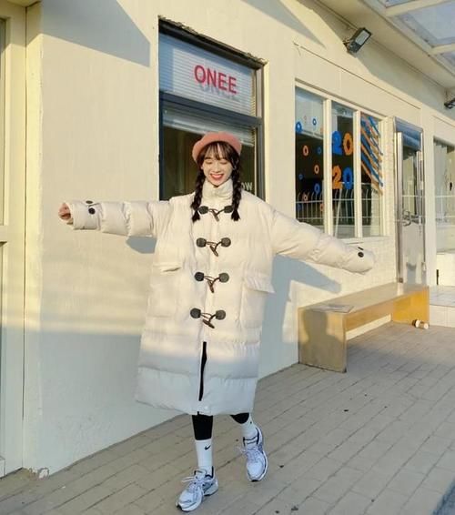 今冬除了靴子，你还差一双“运动鞋”，配各种外套都好看