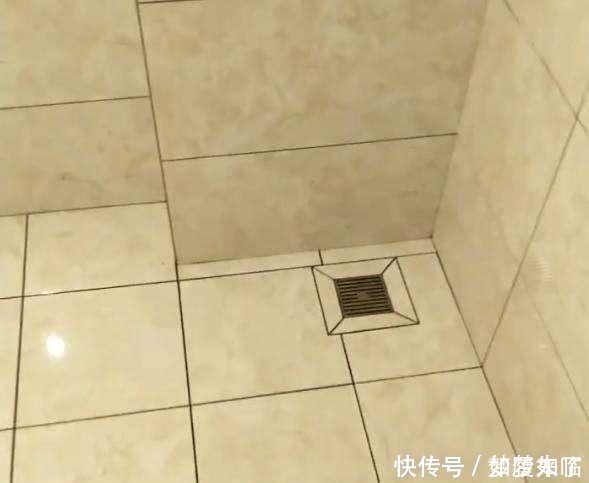 斜坡|卫生间地面不要做斜坡了，装这种排水更快还防滑，不得不感叹聪明
