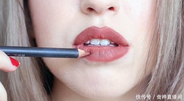 女人“涂口红”和“不涂”,化妆师:瞧下图,你就知道差距有多大