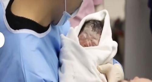 老公|得知老婆生了女儿,产房外爸爸的反应引人注目,网友:太真实了