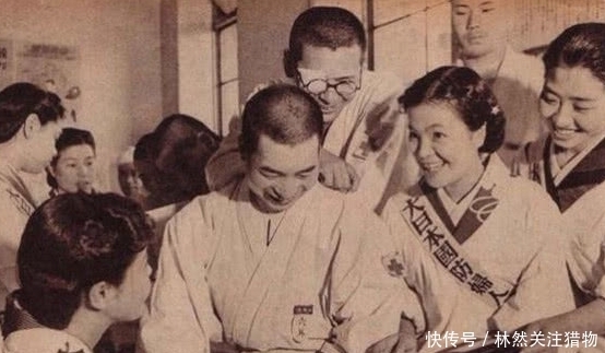 女子|日军私人老照片:图2女子慰问官兵,图4的女子最疯狂