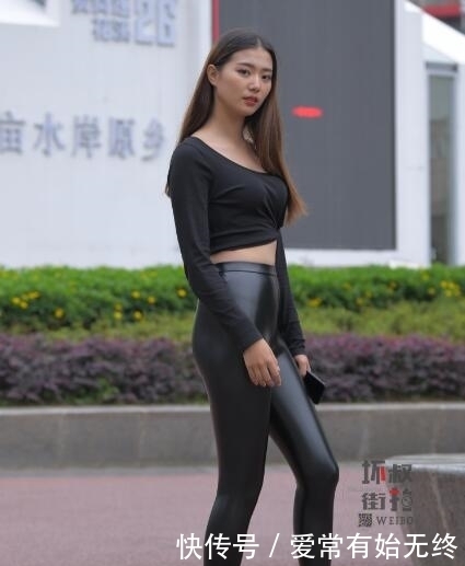黑色|街拍:想要做个性感时尚酷女孩,可不能没有黑色皮裤