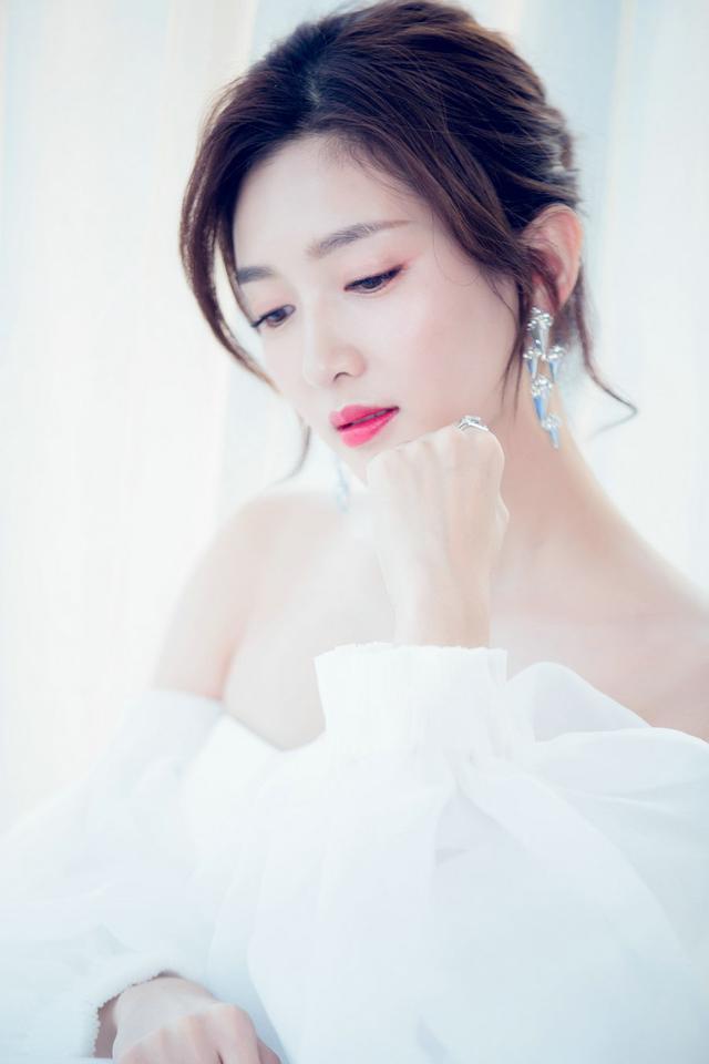 波波头 女人别再披头散发了,很显老!今年流行这5款发型,时髦有气质