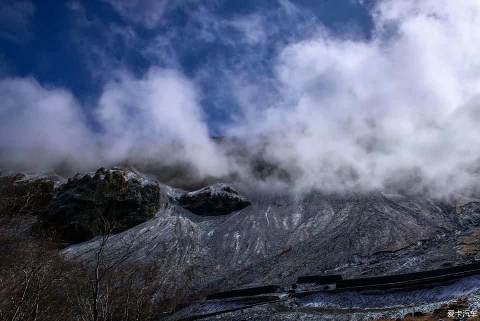 千年积雪万年松，直上人间第一峰