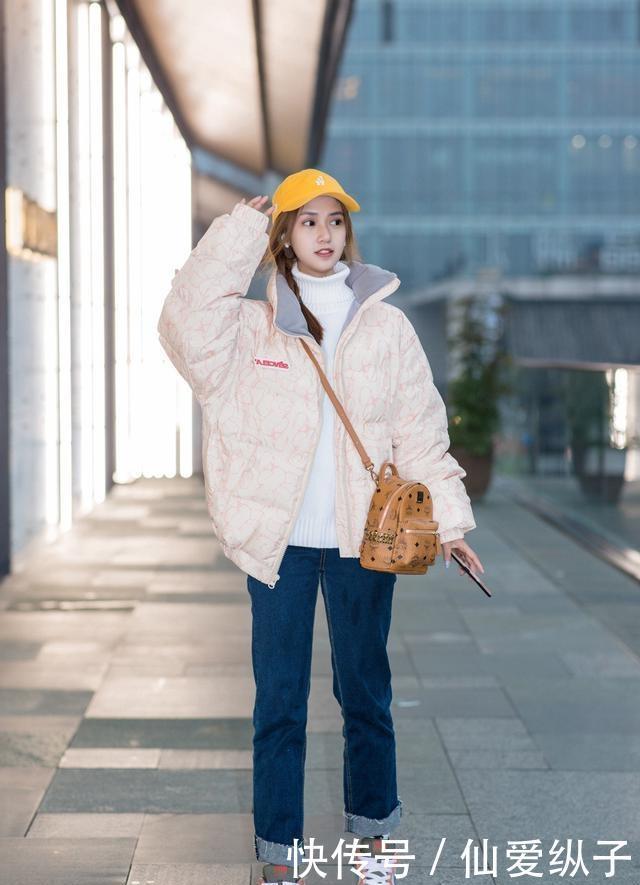 搭配浅灰色的修身连衣裙,展现出几分随性的美感