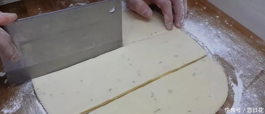 面粉一斤,鸡蛋两个,筷子搅拌一下,教你做创意小油条,比麻花好吃