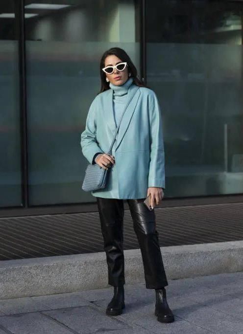 今春火了一种穿法：“西装外套＋皮裤”，休闲随性，时髦精都在穿