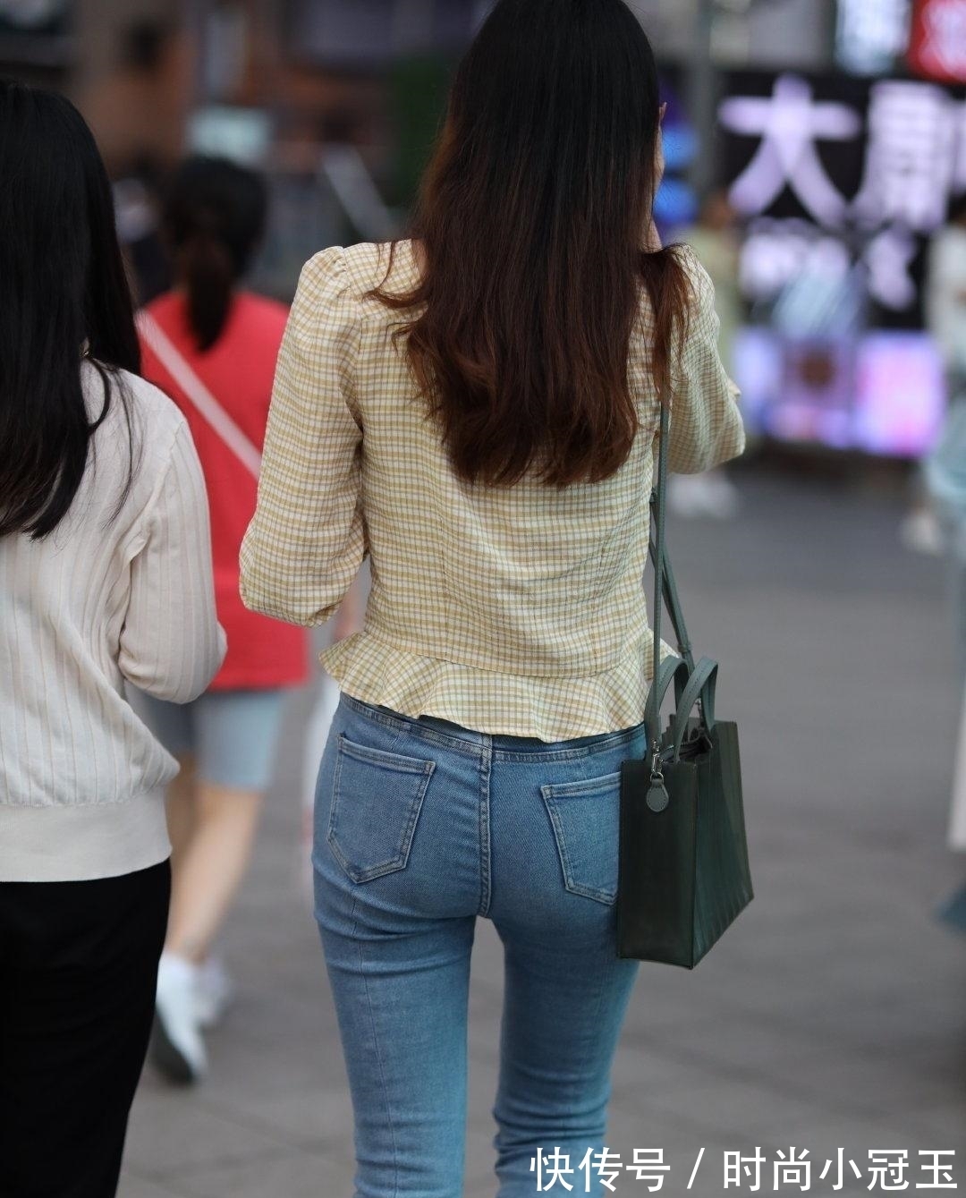 格子衬衫 宫廷领格子衬衫搭配牛仔裤很时尚，就像一副行走的衣架！