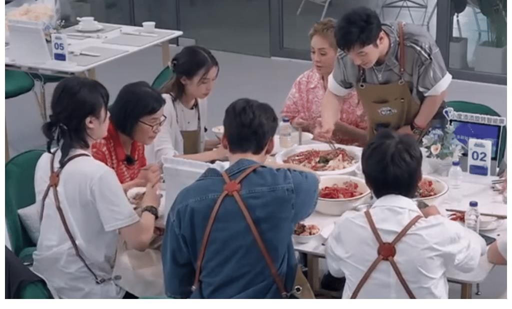 千金小姐|比起宁静,黄晓明更“怕”姚安娜,公主还“抢”了丁真的团宠地位