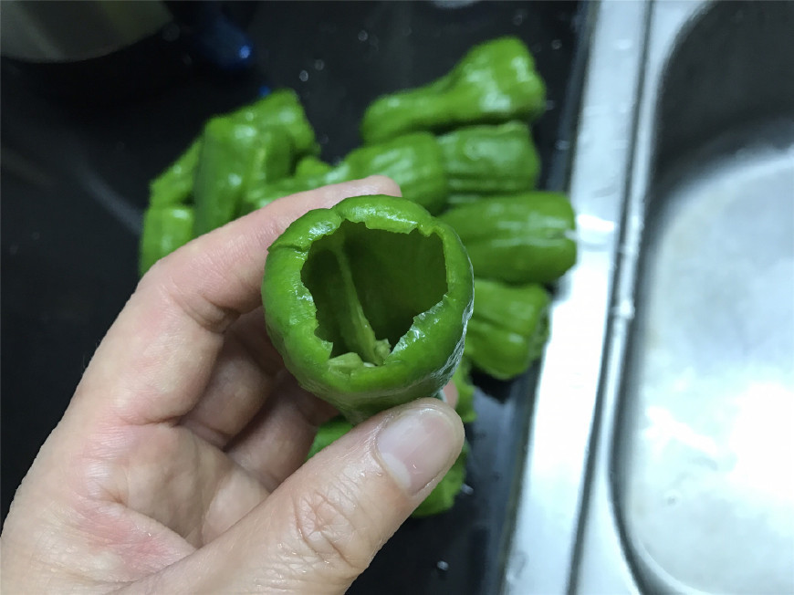 鲜美|青椒别再炒肉丝了,换个做法,咬一口,香辣鲜美,米饭都多吃一碗