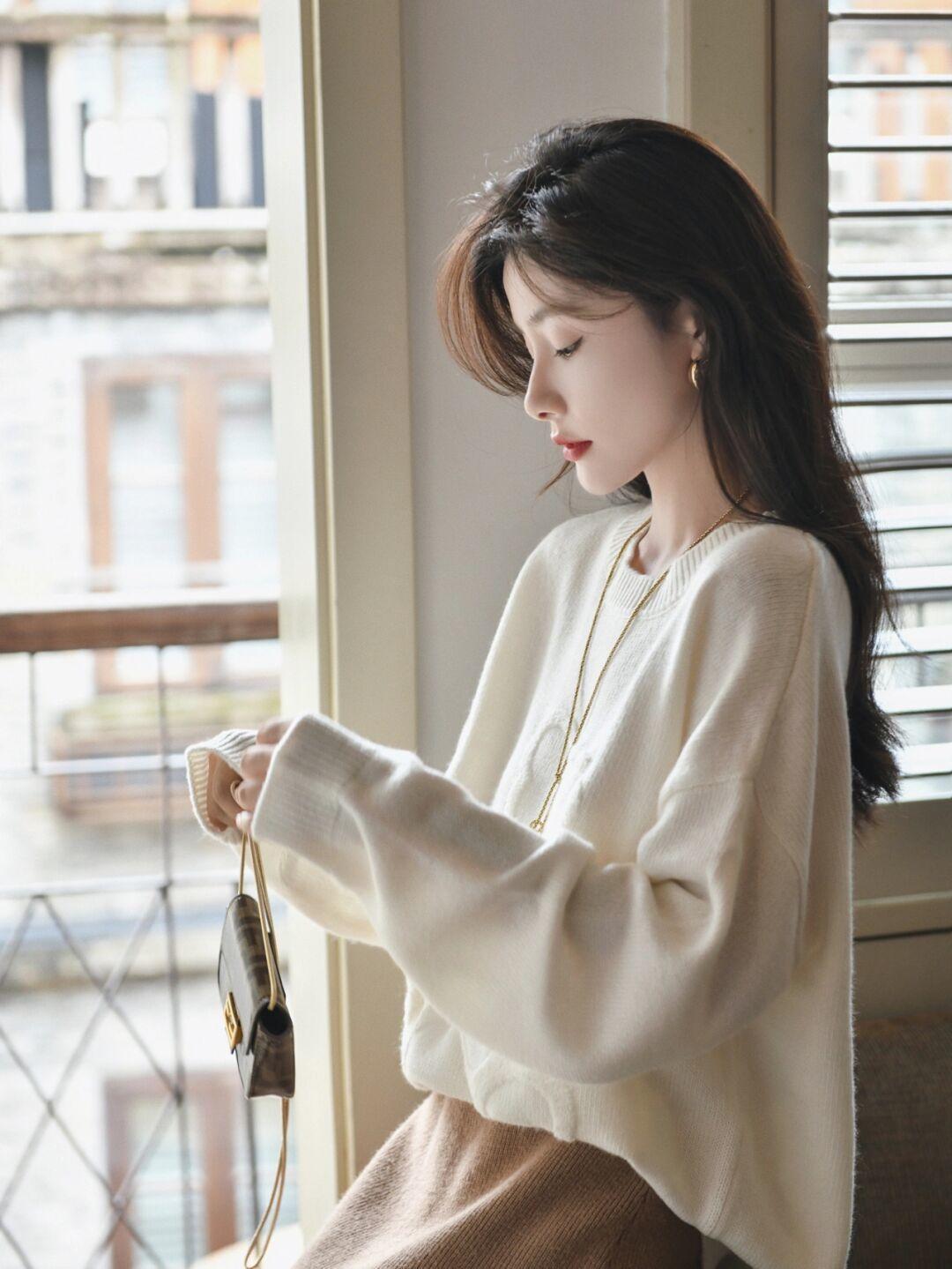 美眉|女人在冬季“买精不买多”,利用毛衣+半身裙来打造女性优雅气质