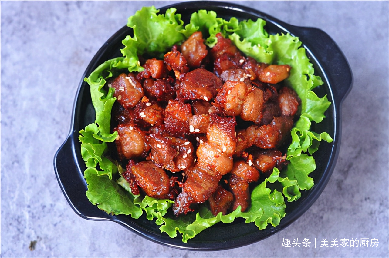 我家五花肉从不红烧，淋一勺酱油，不炒也不炖，一大盘不够吃！