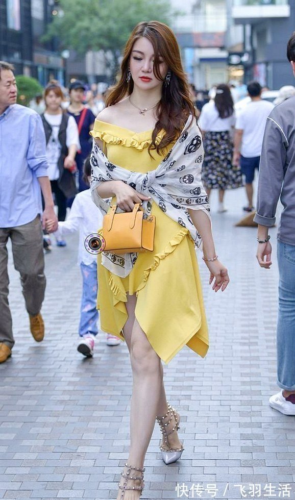 高跟鞋|美女街拍:女超人姐姐:连衣裙搭配铆钉高跟鞋,就是与众不同!