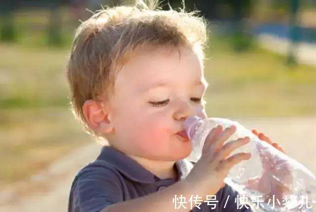 孩子|夏天带娃的四个习惯,看似疼孩子其实是“坑娃”,妈妈奶奶快改正