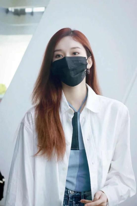 旧牛仔裤|刘令姿才是“轻熟”美女吧！挂脖吊带挡不住好身材，牛奶肌嫩出水