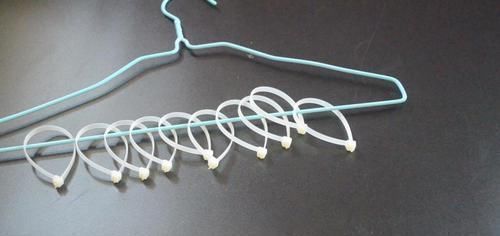 衣架上绑几根扎带, 放阳台上太实用了, 解决了困扰大家的一个难题