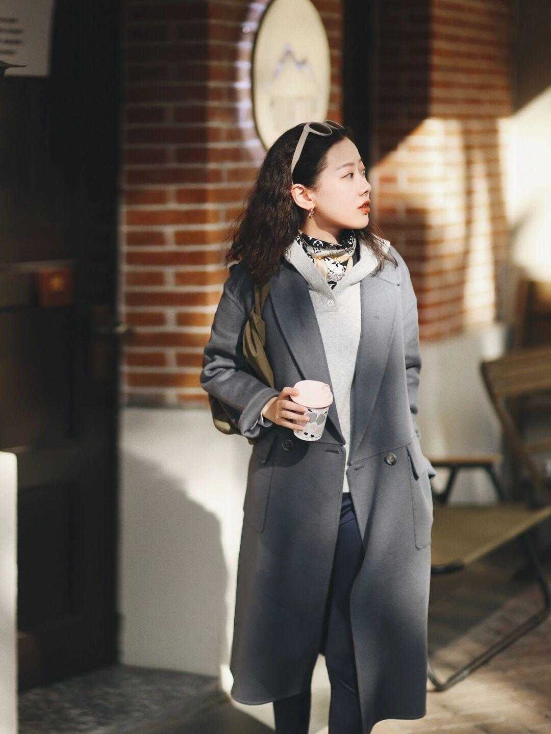 雾霾灰 今年冬天流行穿“雾霾灰”,温柔百搭又显气质,谁穿谁美
