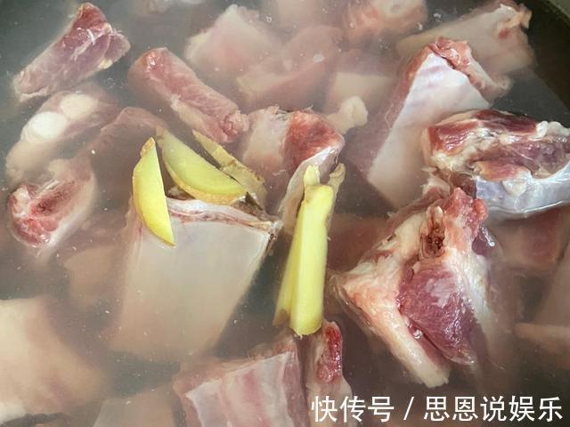 浮沫|为什么排骨焯水后变得又腥又柴看完大厨操作才知道，是用错水了