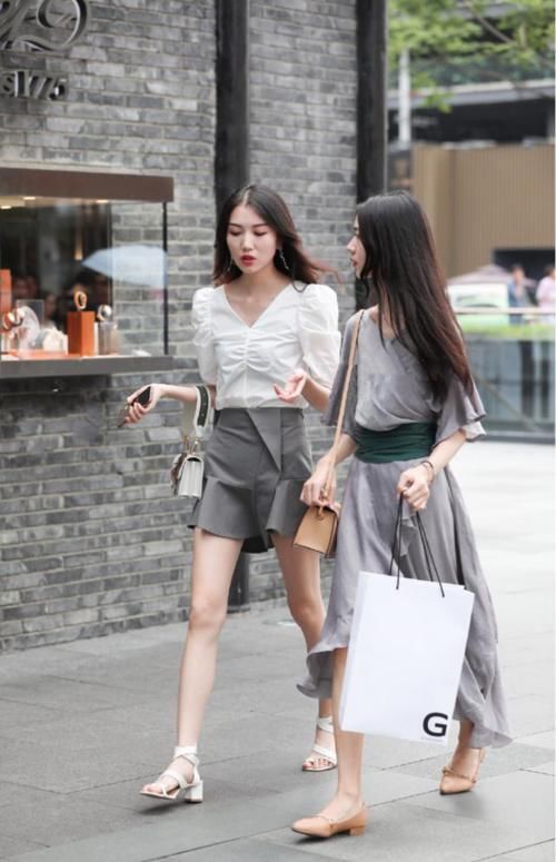 闺蜜一起凹造型，一位清纯可人，一位成熟有女人味，你选谁