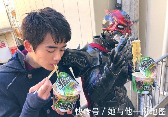 老乌|假面骑士:莲使用灾厄侵袭秒杀贤神,天灾的奇幻书和围巾彻底消散