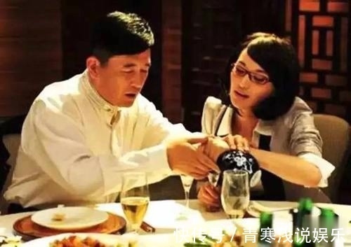 阿明#饭局上,有这2个细微动作的人,说明城府太深,别深交,能避则避