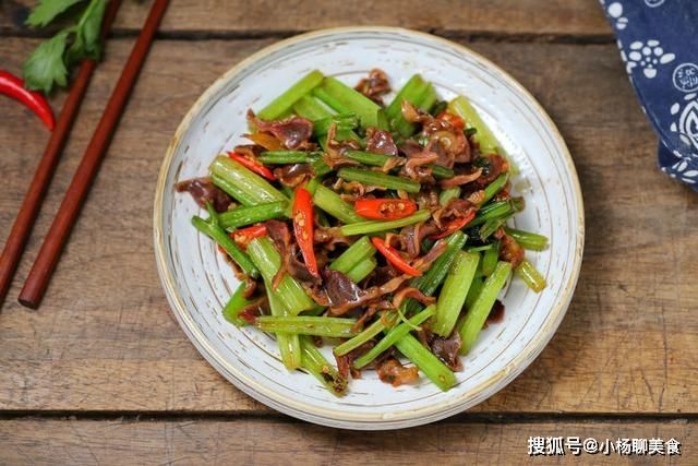 下酒菜当属炒鸡胗，想要脆嫩有1步不能省，没腥味更有嚼劲