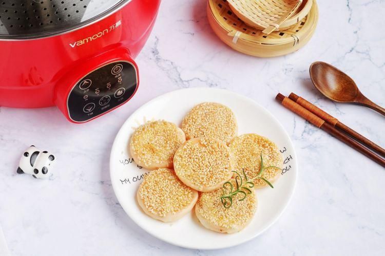 红薯芝麻煎饼，用饺子皮制作很方便，撒上芝麻后更香