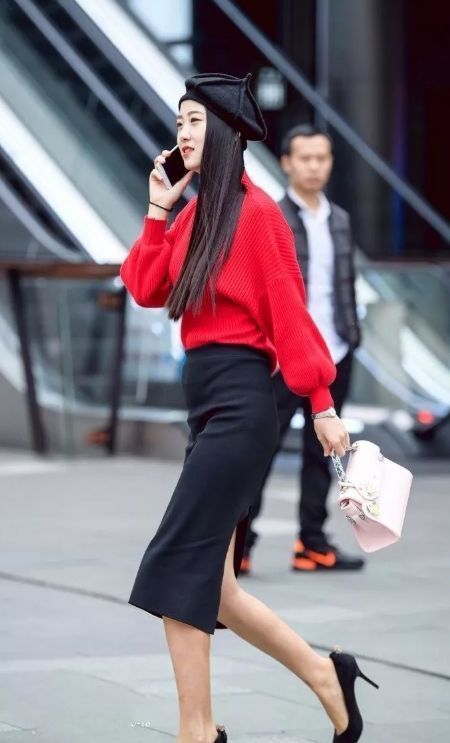 美女|卷发配上粉色衣服,美女看起来好妩媚,真的漂亮