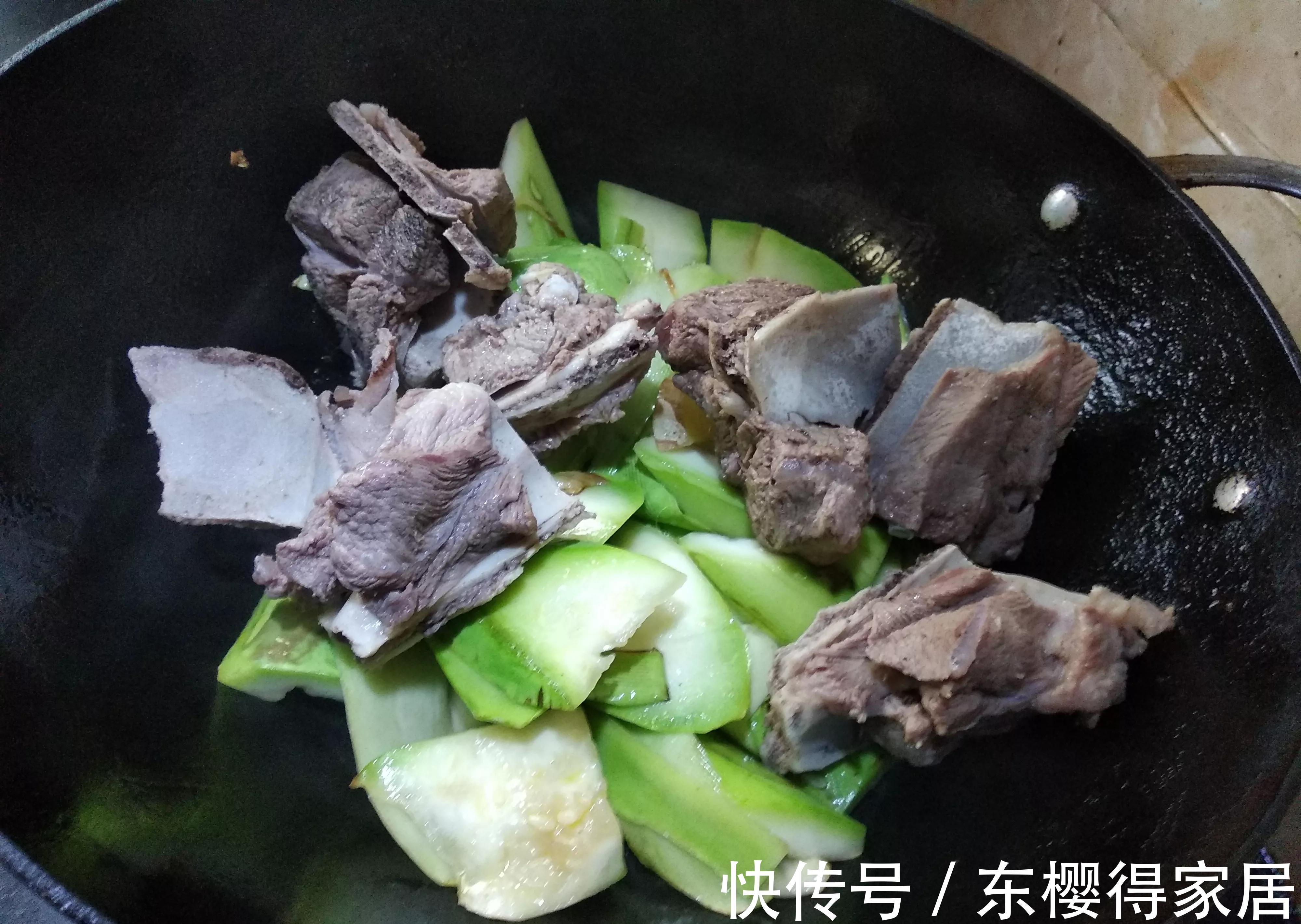 高压锅|入秋后,要吃这菜得抓紧,跟骨头炖鲜嫩又营养,错过可要再等一年