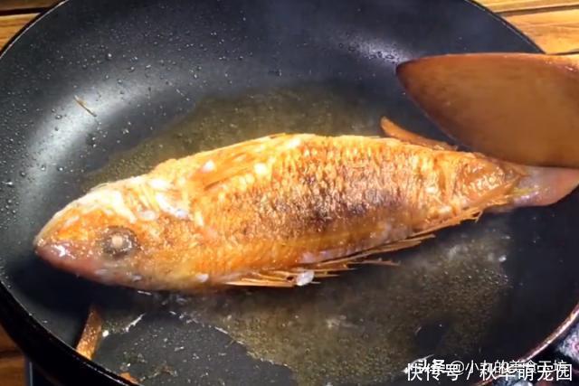 不管煎什么鱼,千万不要直接下锅,多加这一步,鱼不粘锅更鲜嫩