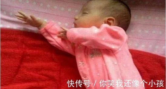 宝宝|妈妈掀开被子,被宝宝“奔月”睡姿笑趴,网友:是你吗?嫦娥仙子