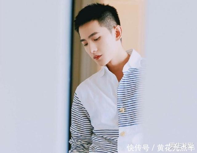 男生“两边剃光,中间留长”的发型,这4款很帅气,不要剪错了