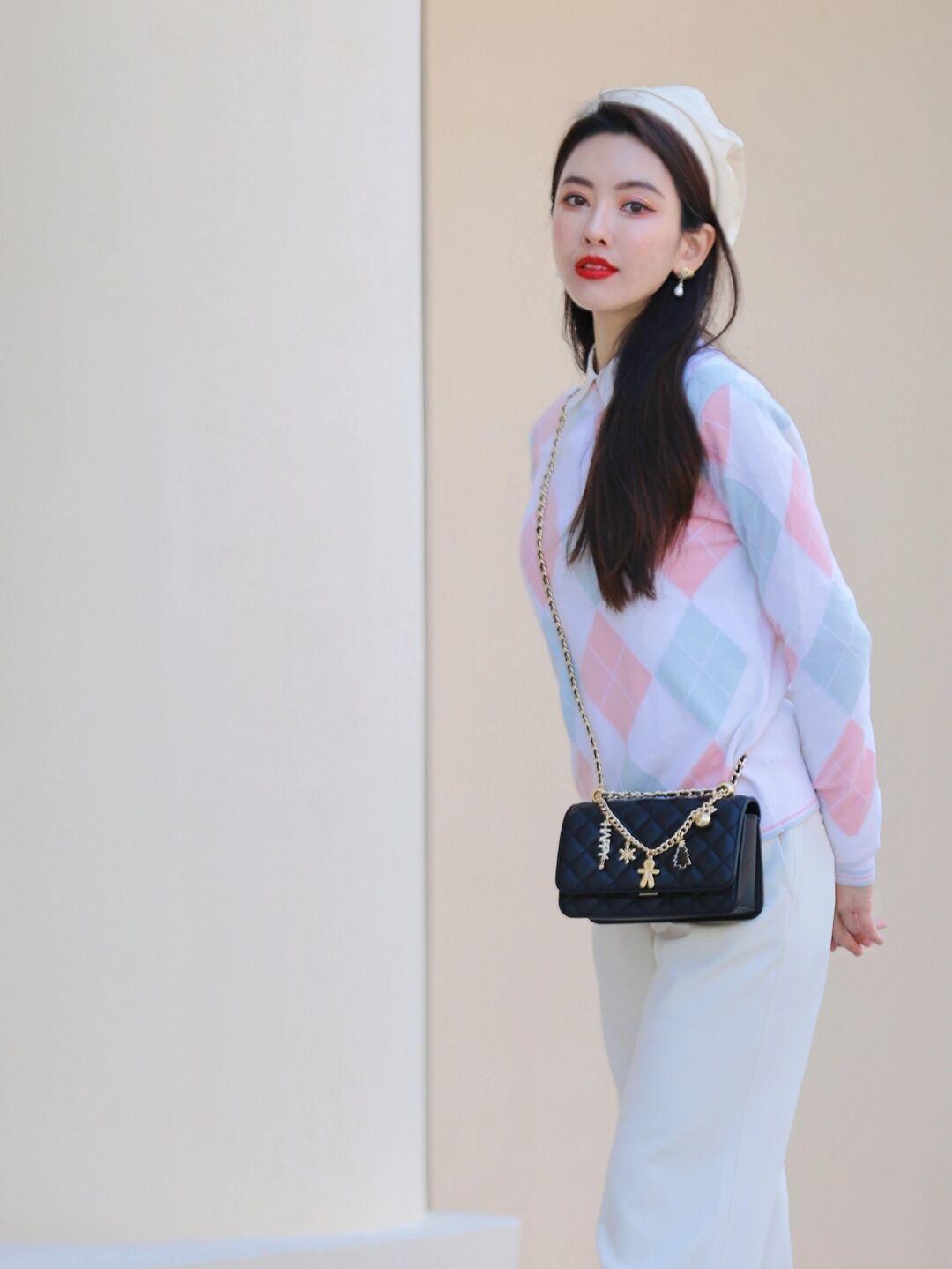 印花 百搭温柔的“印花毛衣”穿搭示范,日常简约不挑人,谁穿谁美