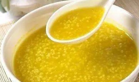 熬小米粥,不要直接用水煮,煮前加一步,粥又香又浓,米油厚