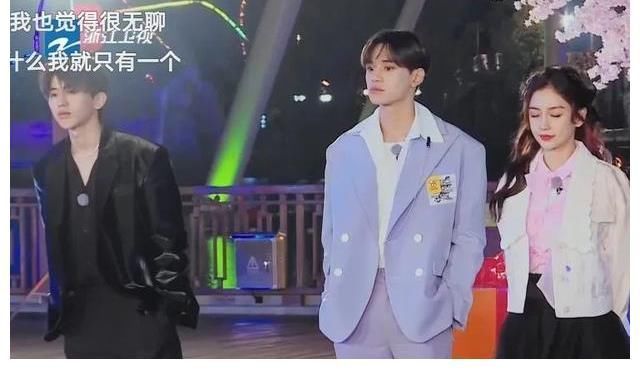 蔡徐坤在“跑男”疑似睡觉还玩手机?细节截图和网友弹幕说出真相