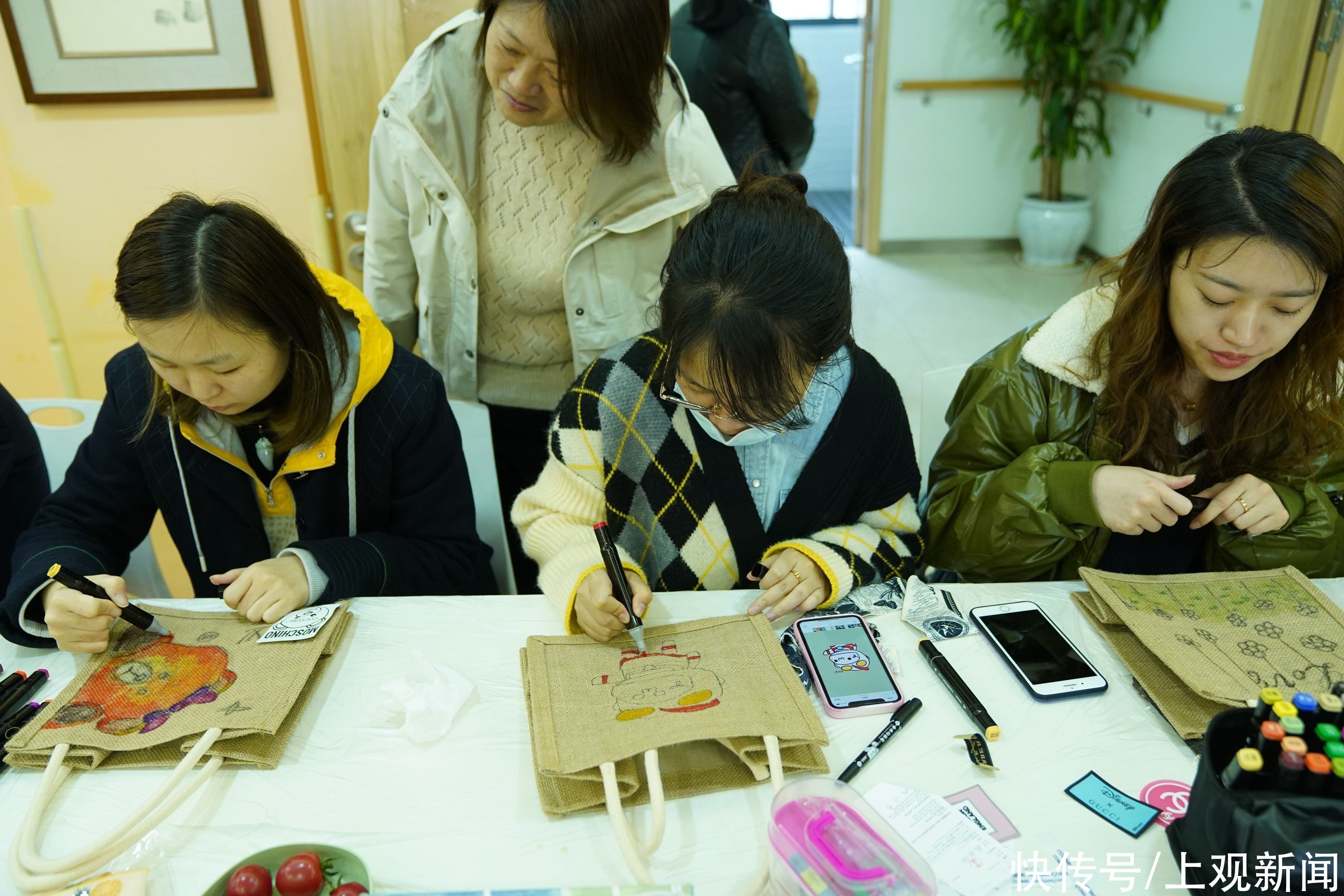 社区居民与白领一起“潮”玩艺术，让跨越数字鸿沟不再难