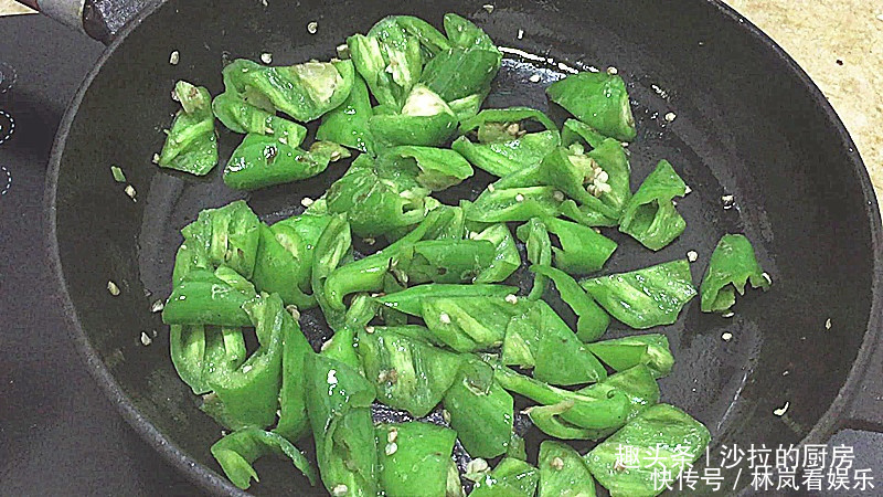 抢手|青椒鸡蛋新吃法,爽脆鲜香入味超下饭,比肉还抢手,全家都爱吃