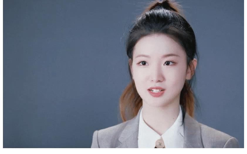 难道只有我一个人觉得董明珠的秘书长得像咬桌子的徐英子吗？