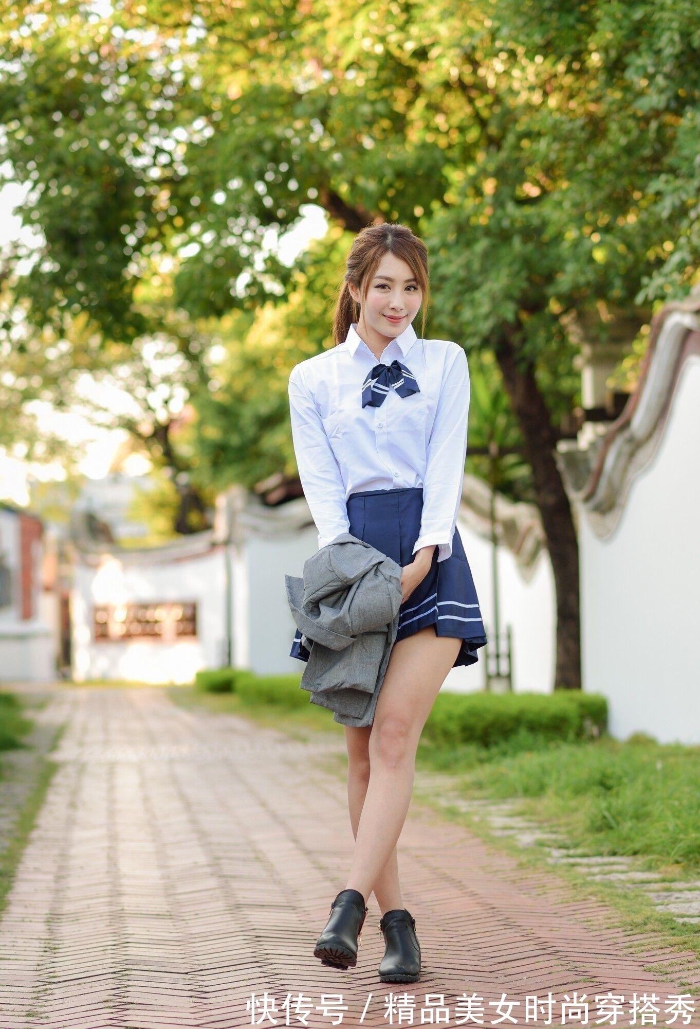 范儿|白衬衫搭配蓝色太阳伞裙，穿出摩登女神范儿