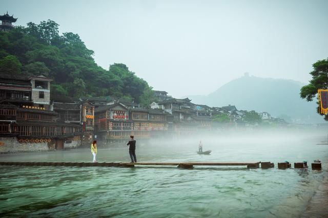 不让|凤凰古城再出状况，租完衣服不让自拍，商家:你的相机不好