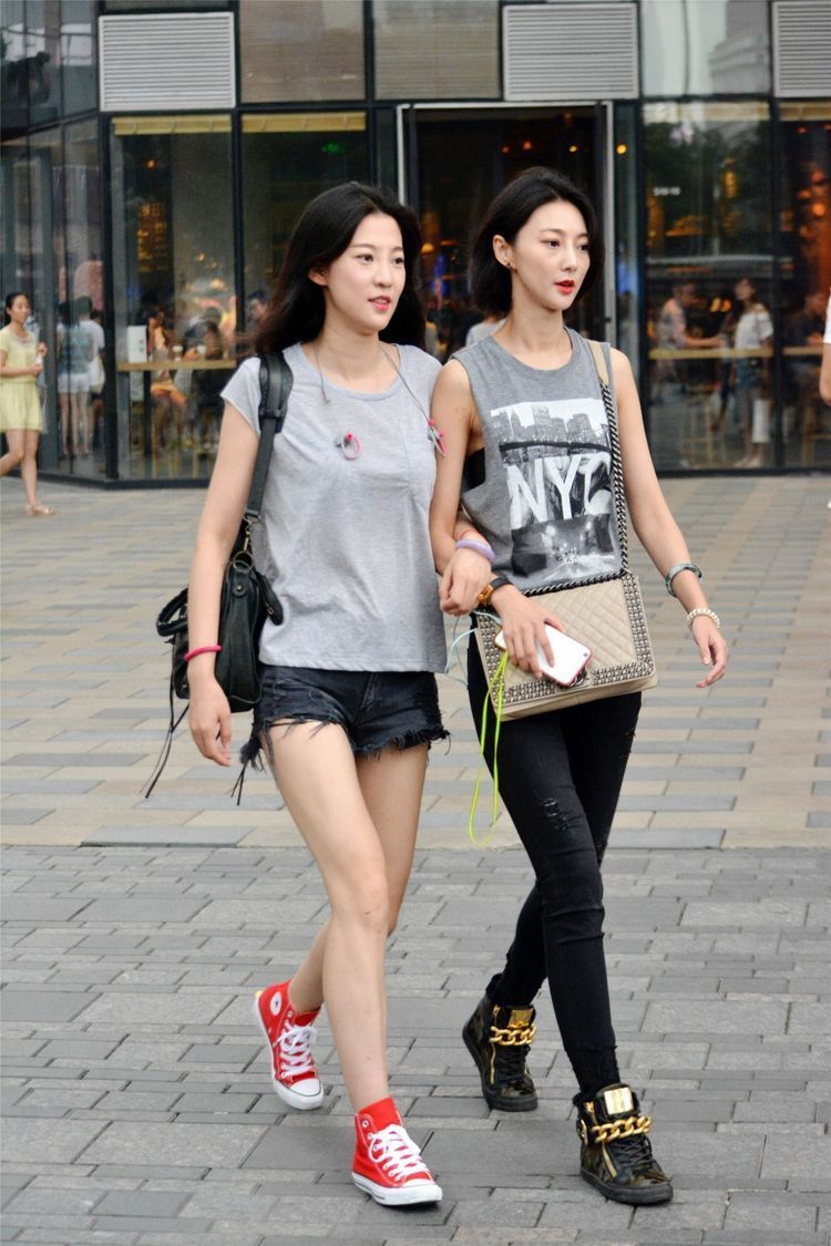 街拍:清新甜美的小姐姐,连体裤搭配高跟鞋,简约却并不简单