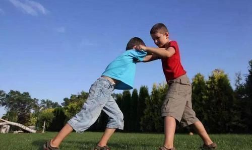 小孩|两小孩不慎落水,爸爸先救自己儿子惹非议,霸气回怼让人哑口无言